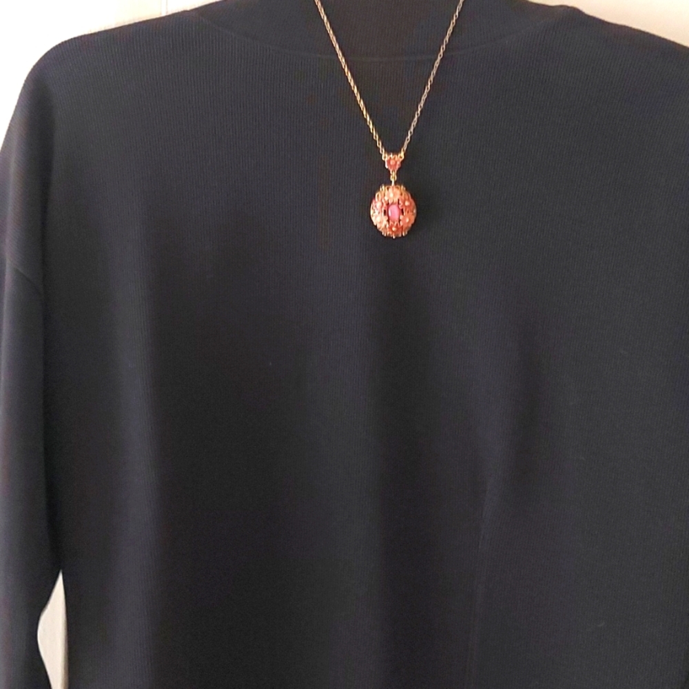 Woman necklace,  Crazy Horse. A Liz Claiborne company,  red, one size.